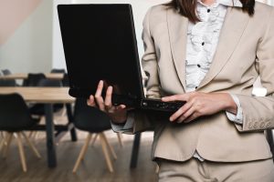 businesswoman, consulting, business-2817567.jpg